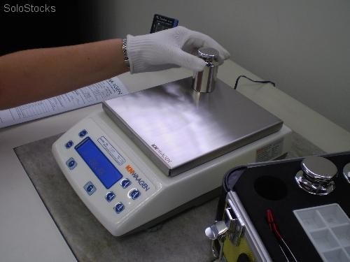 Calibração de balança de precisão em laboratório